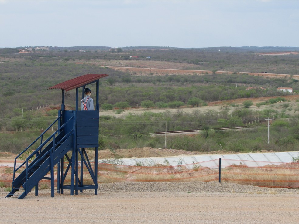 Boneco faz o papel de vigia do canteiro de obras da Transnordestina, em Salgueiro, no Sertão de Pernmbuco (Foto: Wagner Sarmento/TV Globo)