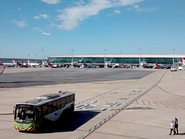 Aeronaves nas pontes de embarque e ônibus para passageiros de voos no Aeroporto JK, em Brasília (Foto: Lucas Nanini/G1)