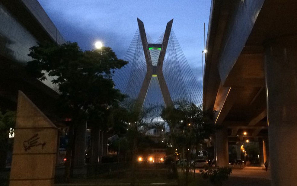 Ponte iluminada  (Foto: Paulo Toledo Piza/G1)