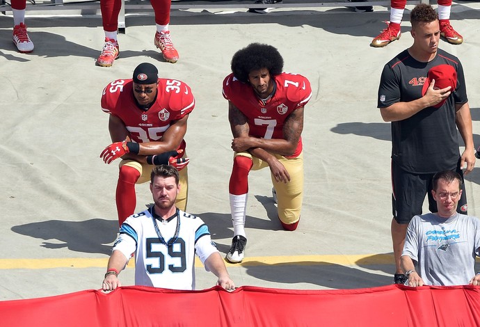 Colin Kaepernick e Eric Reid, do San Francisco 49ers, se ajoelharam durante o hino dos EUA - NFL (Foto: Getty Images)