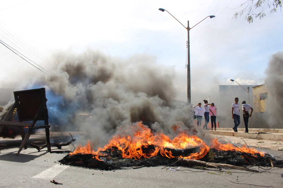 Estudantes queimaram pneus e bloquearam Avenida Miguel Rosa na Zona Sul de Teresina (Foto: Ellyo Teixeira)