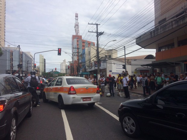 Manifestantes bloquearam faixas da Reta da Penha, em Vitória (Foto: Kaique Dias/ CBN Vitória)