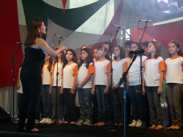 Coral do Colégio Renascer emocionou à população presente no local. (Foto: Natália de Oliveira/G1)