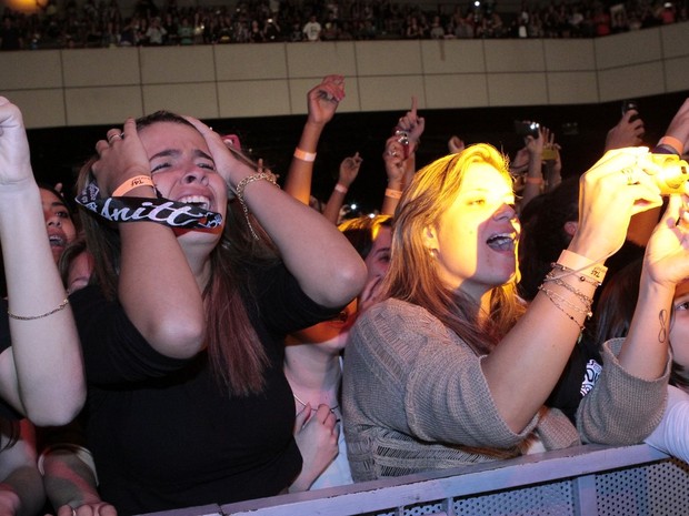 Fãs de Anitta foram à loucura durante a apresentação (Foto: Isac Luz/EGO)