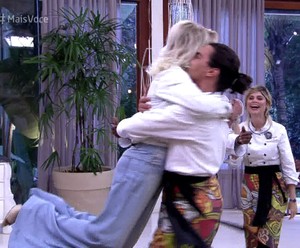 Ana Maria é carregada por André Gonçalves (Foto: TV Globo)