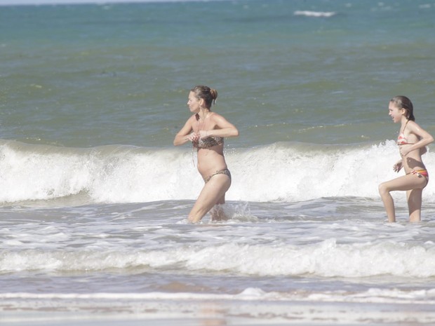 Kate Moss em praia em Trancoso, na Bahia (Foto: Delson Silva/ Ag. News)