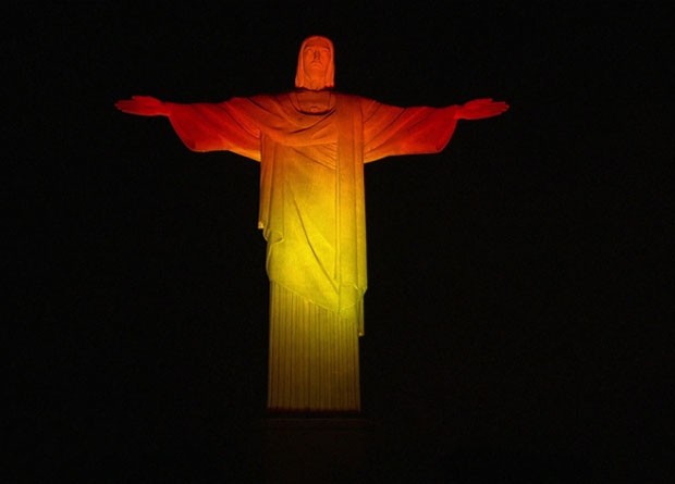 Cristo Redentor é iluminado com as cores da bandeira da Bélgica (Foto: Reprodução/TV Globo)