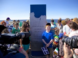 Oisín Millea ganha placa no local onde a garrafa foi jogada ao mar, oito anos antes (Foto: André Quenneville-Tourisme Québec/Divulgação)