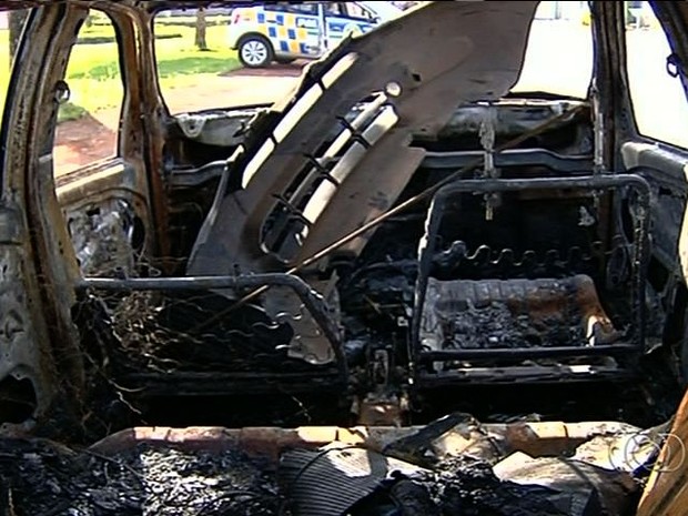 Carro ficou totalmente destruído pelo fogo, em Goiânia, Goiás (Foto: Reprodução/ TV Anhanguera)