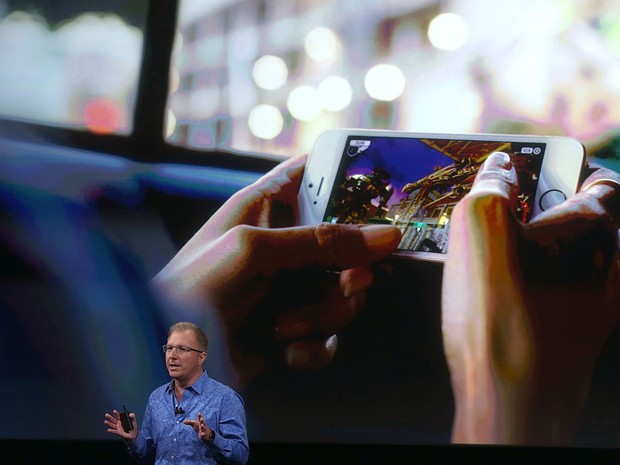 Greg Joswiak, vice-presidente da Apple, mostra o novo iPhone SE. (Foto: Justin Sullivan/France Presse)