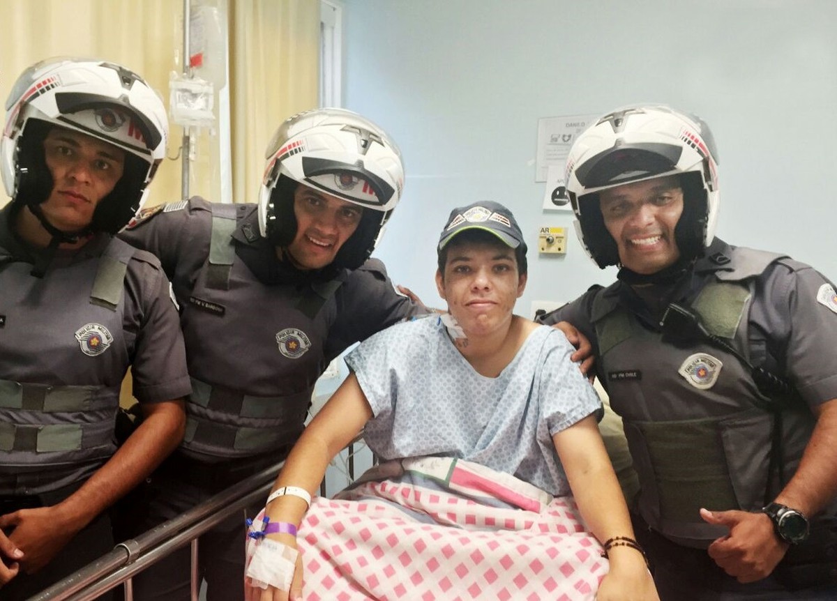 Jovem que perdeu exame para virar PM por conta da leucemia recebe visita de policiais em hospital - Globo.com