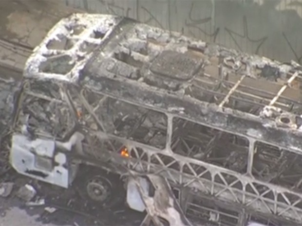 Fogo destruiu ônibus em Taboão (Foto: Reprodução/TV Globo)