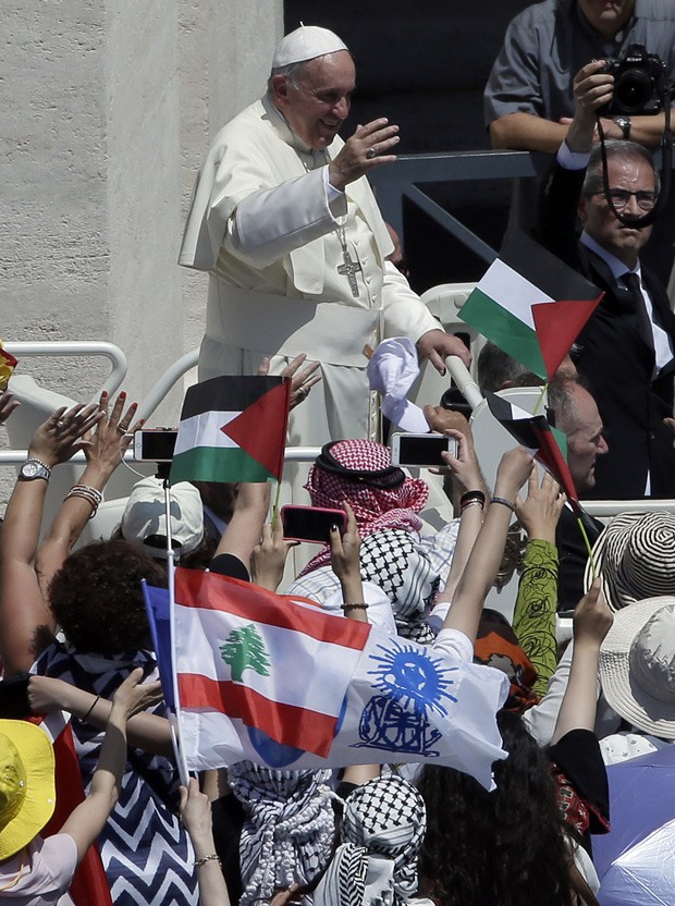 Papa Francisco abençoa cristãos na praça São Pedro, no Vaticano, durante cerimônia de beatificação de palestinas (Foto: Alessandra Tarantino/AP)