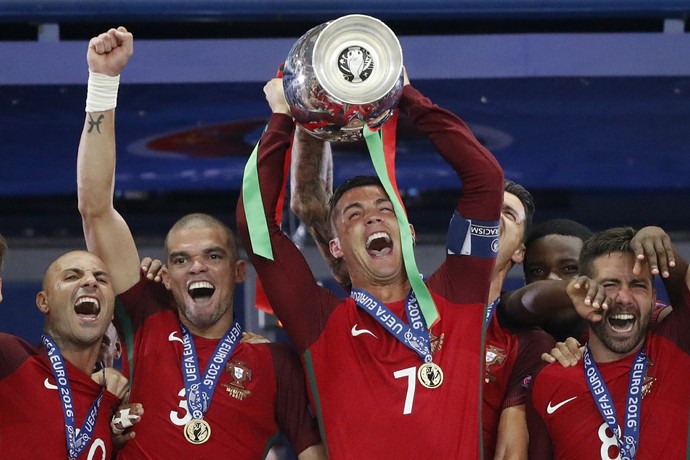 Pepe Cristiano Ronaldo Portugal campeão eurocopa (Foto: Reuters)