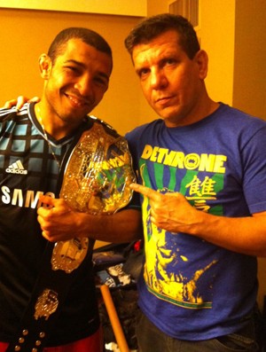 José Aldo posa com seu técnico André Pederneiras, após o UFC 136 (Foto: Reprodução Twitter)