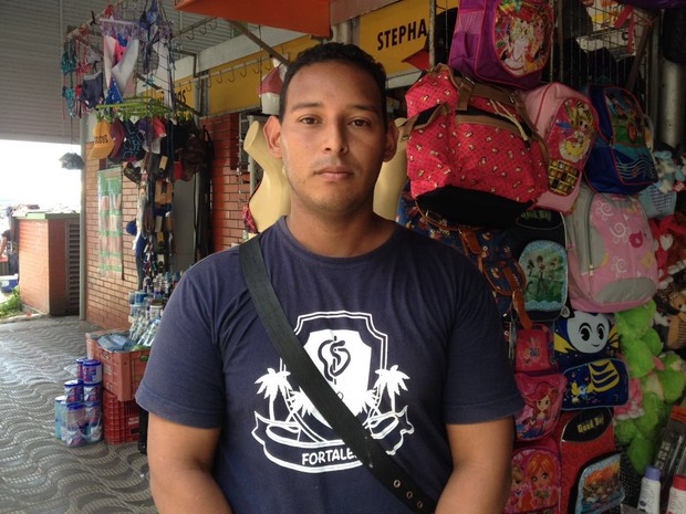Formado em engenharia industrial, Reinier Salazar, de 30 anos, trabalha como garçom em restaurantes de Boa Vista (Foto: Emily Costa/ G1 RR)