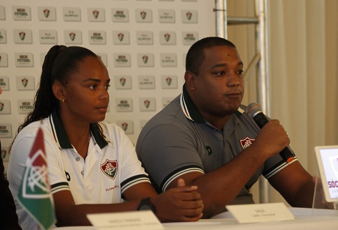 Sassá ao lado do técnico Hylmer Dias na apresentação do elenco tricolor (Foto: Mailson Santana/ Fluminense)