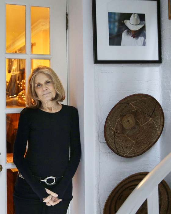 Gloria Steinem poses for a picture at her home in New York. Steinem's latest book, "My Life on the Road (Foto: Seth Wenig/AP)