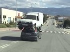 Dupla é presa por carregar minivan sobre Ford Focus na Espanha