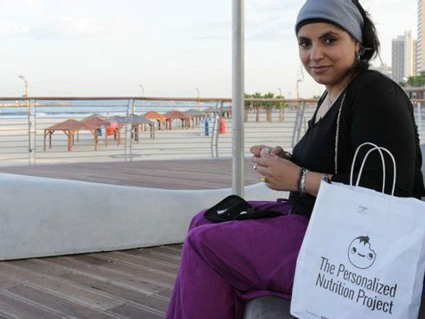 Médica Saleyha Ashan teve nível de açúcar no sangue monitorado por uma semana  (Foto: BBC)