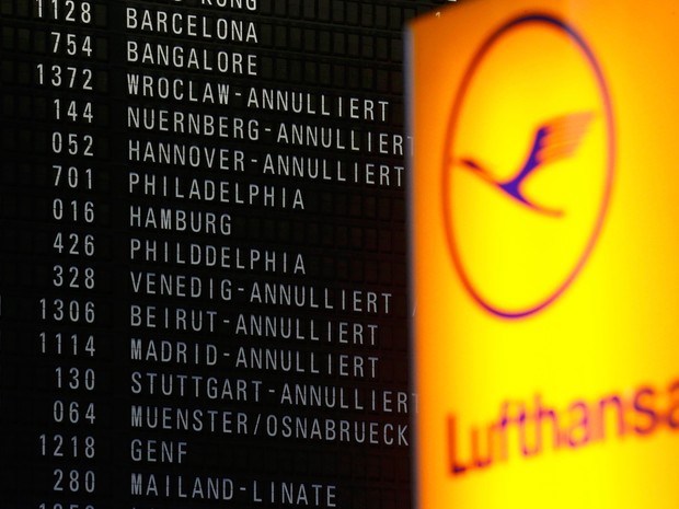 Painel mostra voos da Lufthansa cancelados no aeroporto de Frankfurt (Foto: Kai Pfaffenbach/Reuters)