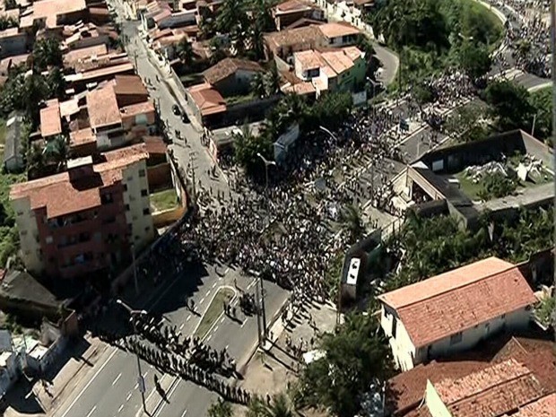 Protestos fecham segunda via de acesso ao Castelão (Foto: TV Verdes Mares/Reprodução)