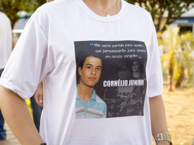 Populares utilizaram camisas em lembraça ao jovem (Foto: Bráulio Nunes/Portal Pompéu MG)