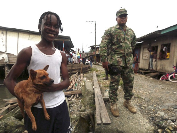 Soldado das Forças Especiais da Colômbia patrulha as ruas do bairro 'La Playita', em Buenaventura. (Foto: John Vizcaino/ Reuters)