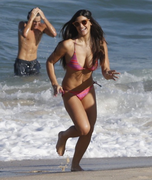 Giulia Costa grava Malhação na praia (Foto: AgNews)