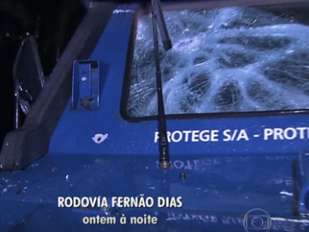 Carro-forte foi atacado na Rodovia Fernão Dias (Foto: TV Globo/Reprodução)