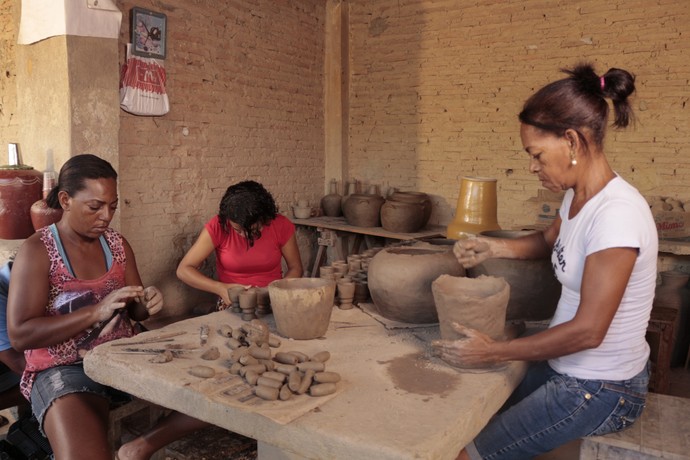 Mulheres de Barra produzem peças de cerâmica com barro retirado do rio (Foto: TV Bahia) Mulheres de Barra produzem peças de cerâmica com barro retirado do rio (Foto: TV Bahia)