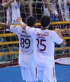 Jogadores do Orlândia comemoram título inédito da Libertadores de futsal (Foto: Divulgação) Jogadores do Orlândia comemoram título inédito da Libertadores de futsal (Foto: Divulgação)
