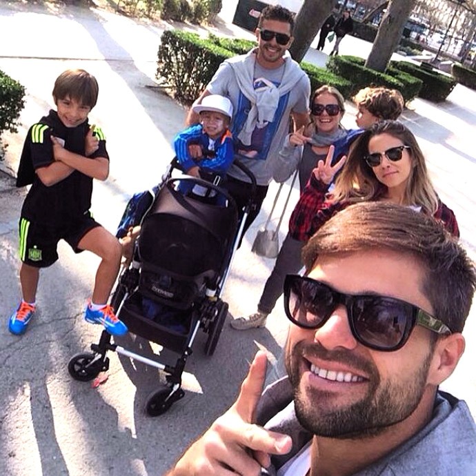 Diego passeia com a família (Foto: Reprodução - Instagram)