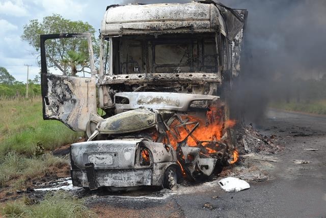 Carro em que família estava incendiou ao bater em carreta na BR-316 no Piauí (Foto: Sérgio Alves)