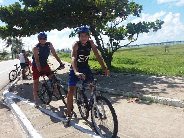 Pai e filho participam de passeio ciclístico em Maceió (Foto: Suely Melo/G1)