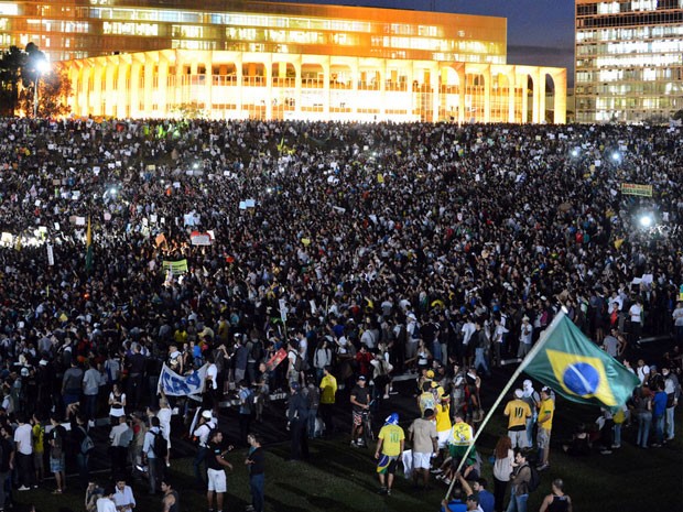 Brasília - Milhares manifestam na Esplanada dos Ministérios (Foto: Evaristo Sá/AFP)