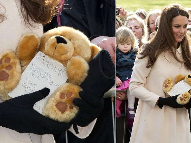 Em visita com William a um centro infantil em Saunderton, Inglaterra, Kate ganha um urso de pelúcia com um bilhete curioso: 'Para William, Kate e inchaço, espero que tenham aproveitado a visita'. 'Inchaço' faz menção à 'barriguinha' de gravidez de Kate. (Foto: Paul Edwards/AFP)