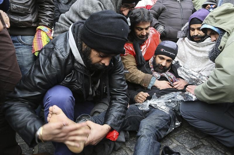 Afegãos participam de protesto por asilo na cidade de Mons, na Bélgica. Eles pedem ao governo belga autorização para viver legalmente no país