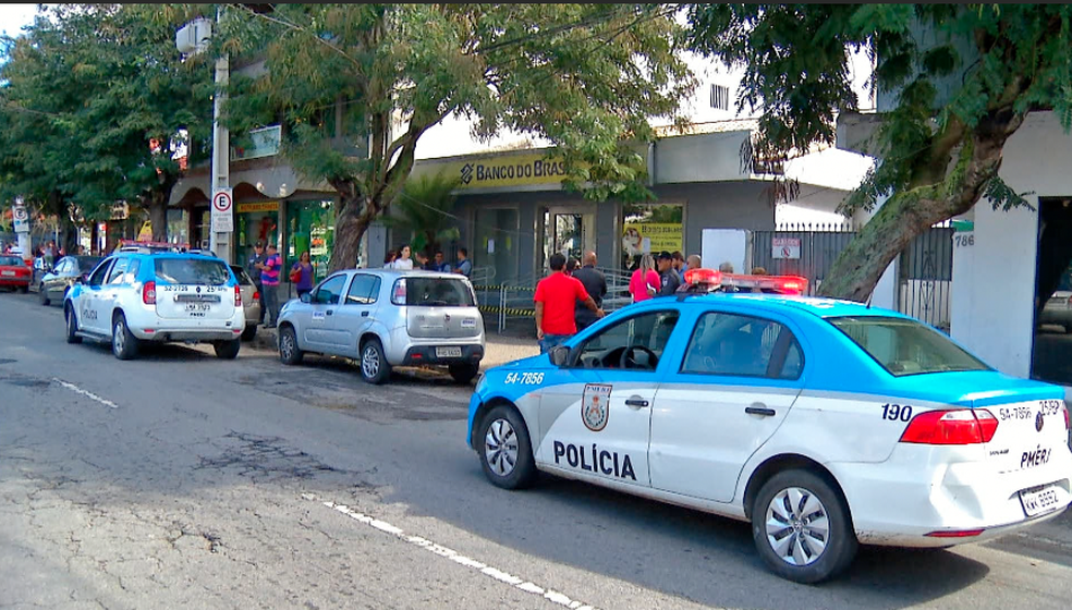 Caixa eletrônico arrombado no Centro de Cabo Frio (Foto: Rafael Quintão/Inter TV)