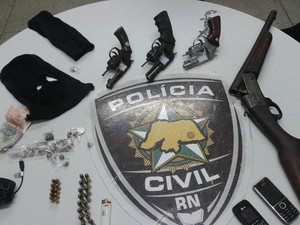 Armas e drogas apreendidos com os suspeitos foram levados para a Delegacia de Macaíba, na Grande Natal (Foto: Normando Feitosa/G1 )