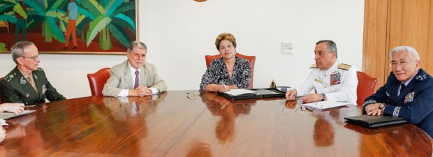 Dilma em audiência com o ministro da Defesa, Celso Amorim, e com comandantes militares no Palácio do Planalto (Foto: Roberto Stuckert / PR)