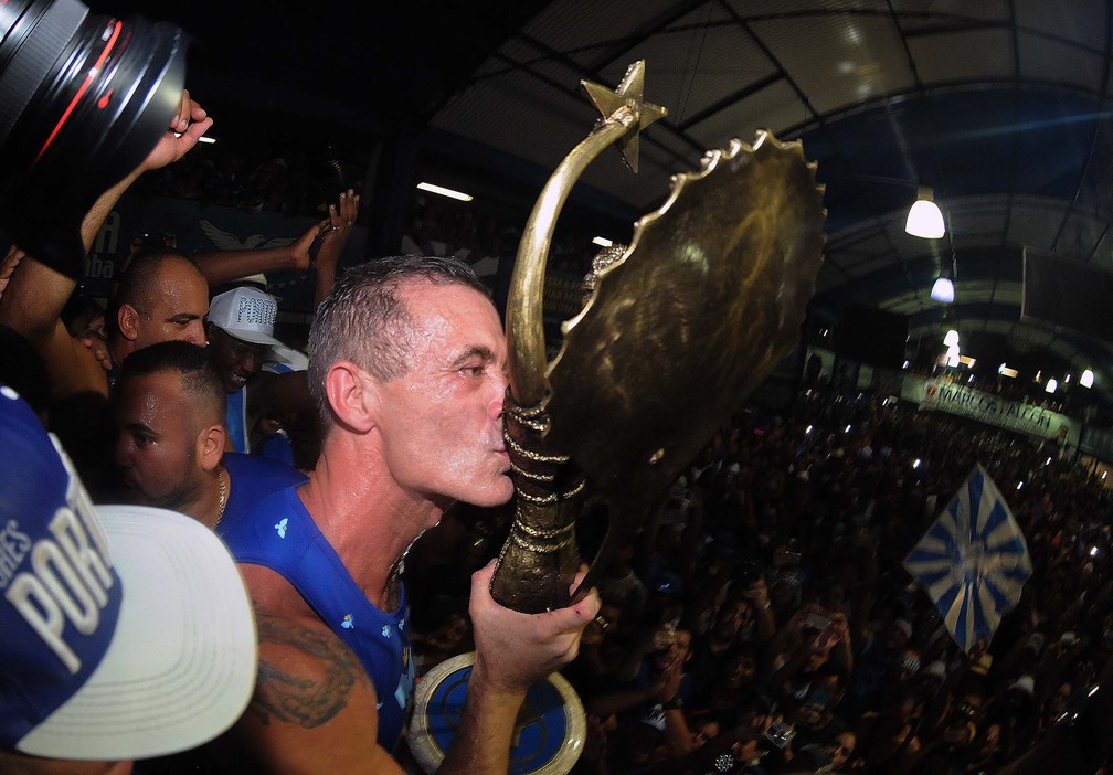 Paulo Barros beija o troféu da Portela (Foto: Alexandre Durão/G1)