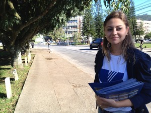 Naiara entregou panfletos de uma universidade durante o Enem (Foto: Joana Caldas/G1)