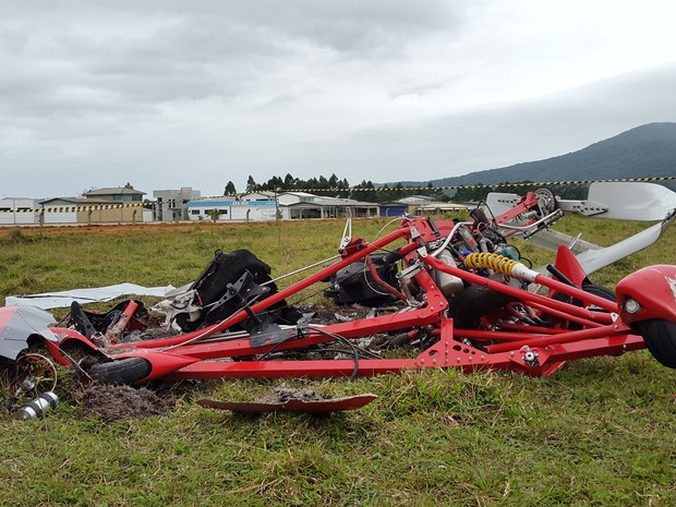 Aparelho de voo começou a ser periciado (Foto: Luiz Souza/RBS TV)