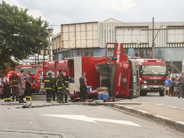 caminhão bombeiros tomba (Foto: Vanessa Carvalho/Brazil Photo Press/Estadão Conteúdo)