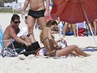 De biquíni supercomportado, Carolina Dieckmann aproveita praia da Barra da Tijuca no Rio