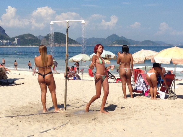 Banhistas se refrescam na Praia de Copacabana, na Zona Sul do Rio (Foto:  Kathia Mello/ G1)