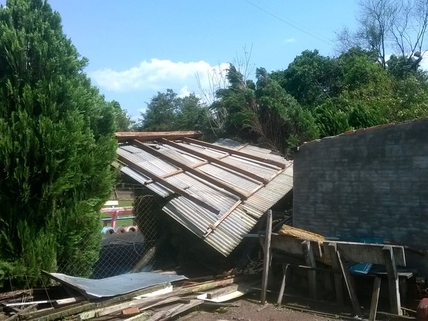 Rancho usado como depósito desabou em Doutor Pedrinho (Foto: Defesa Civil/Divulgação)