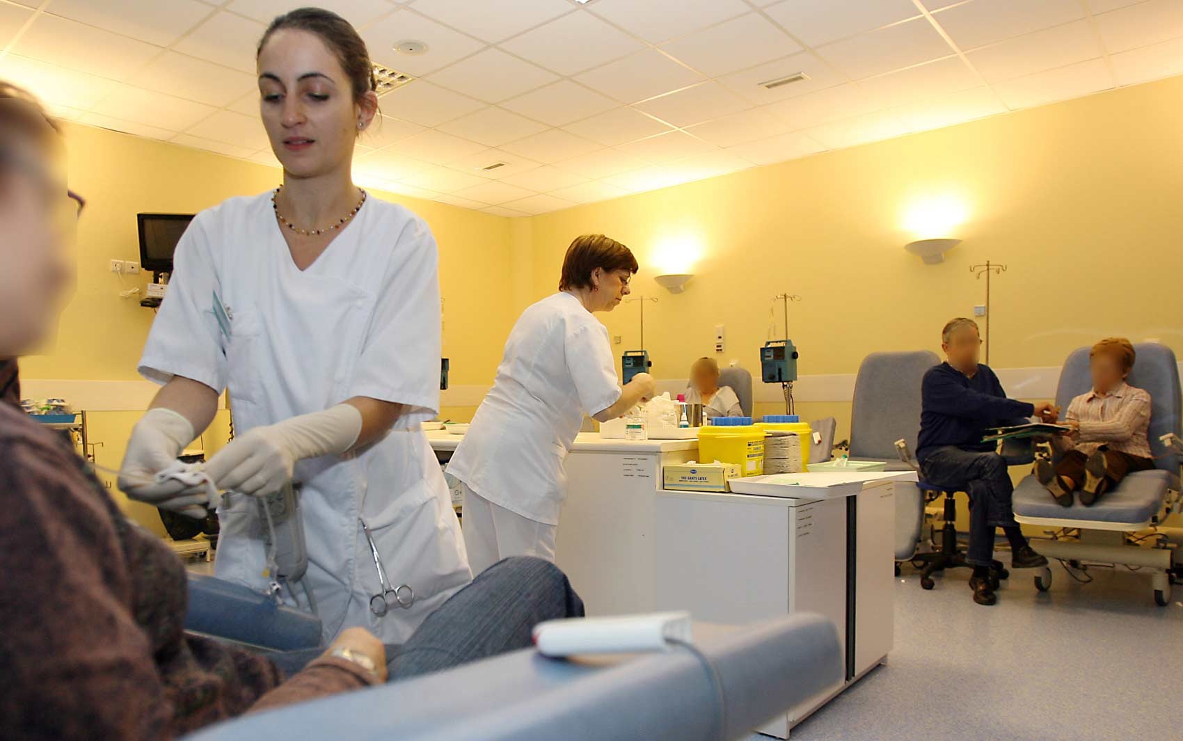 Pacientes recebem quimioterapia em centro especializado em tratamento de câncer na França, em foto de arquivo  (Foto: Philippe Huguen/AFP)