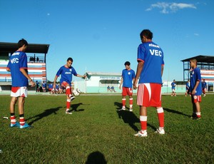Equipe sub-18 no aquecimento para o amistoso em Vilhena  (Foto: Renato Barros/Tv Vilhena)